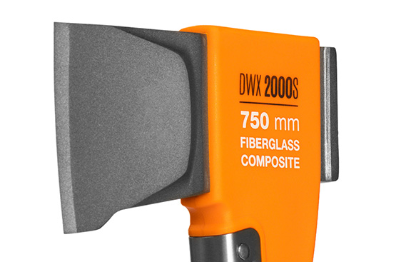 Расширенное лезвие топора имеет уникальную форму и легко раскалывает древесину без дополнительных усилий. Оно выполнено из стали двойной закалки и имеет прецизионную заточку для долгого срока службы.